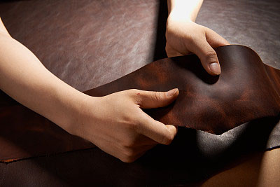 當皮革變濕時(shí)該怎么辦：3個(gè)關(guān)鍵步驟